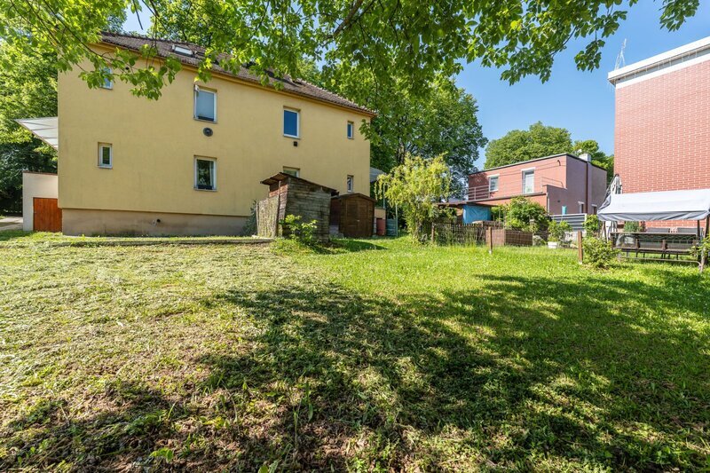 Prodej bytu 2+kk se zahradou v klasickém "Baťovském čtvrt domku" na Štefánikově ulici ve Zlíně