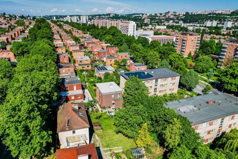 Prodej bytu 2+kk se zahradou v klasickém "Baťovském čtvrt domku" na Štefánikově ulici ve Zlíně