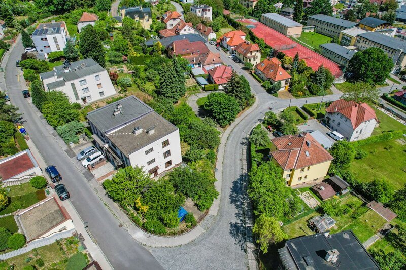 Výjimečná vila se třemi bytovými jednotkami, bazénem a investičním potenciálem v prestižní lokalitě Luhačovic