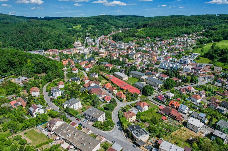 Výjimečná vila se třemi bytovými jednotkami, bazénem a investičním potenciálem v prestižní lokalitě Luhačovic