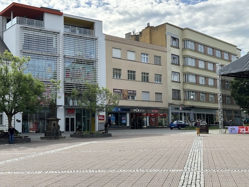 Pronájem prostorného bytu 3+kk, 95 m², přímo na náměstí Míru ve Zlíně