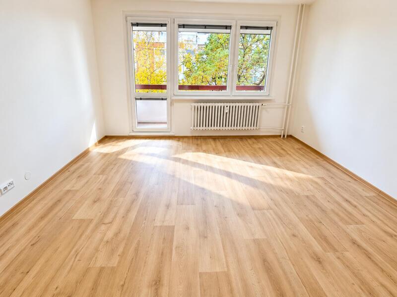 Pronájem krásně zrekonstruovaného bytu 2+1 s prostorným balkonem – Zlín, Slunečná