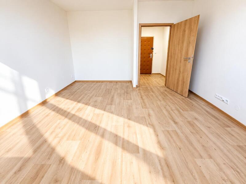 Pronájem krásně zrekonstruovaného bytu 2+1 s prostorným balkonem – Zlín, Slunečná