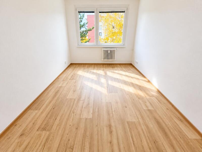 Pronájem krásně zrekonstruovaného bytu 2+1 s prostorným balkonem – Zlín, Slunečná