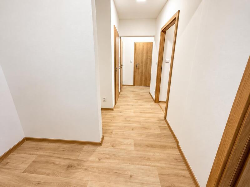 Pronájem krásně zrekonstruovaného bytu 2+1 s prostorným balkonem – Zlín, Slunečná