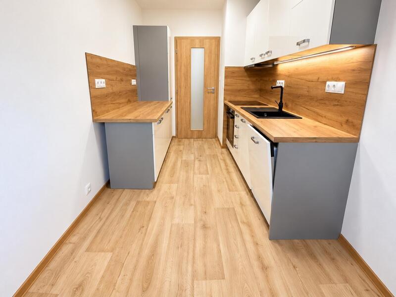 Pronájem krásně zrekonstruovaného bytu 2+1 s prostorným balkonem – Zlín, Slunečná