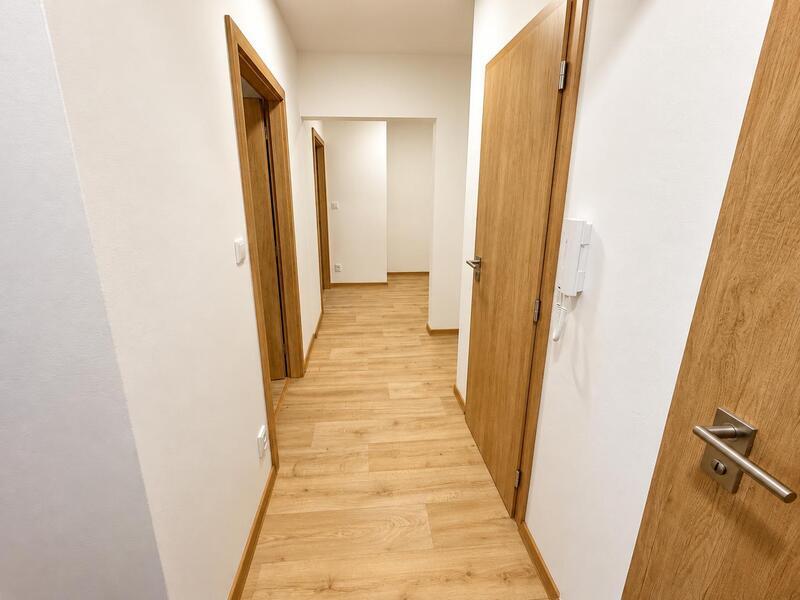 Pronájem krásně zrekonstruovaného bytu 2+1 s prostorným balkonem – Zlín, Slunečná